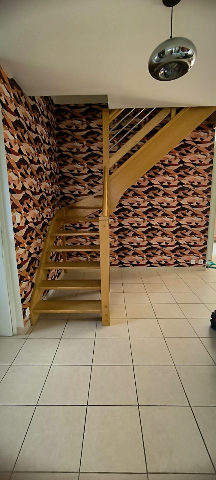Cage d'escalier habillée d'un papier peint à motifs