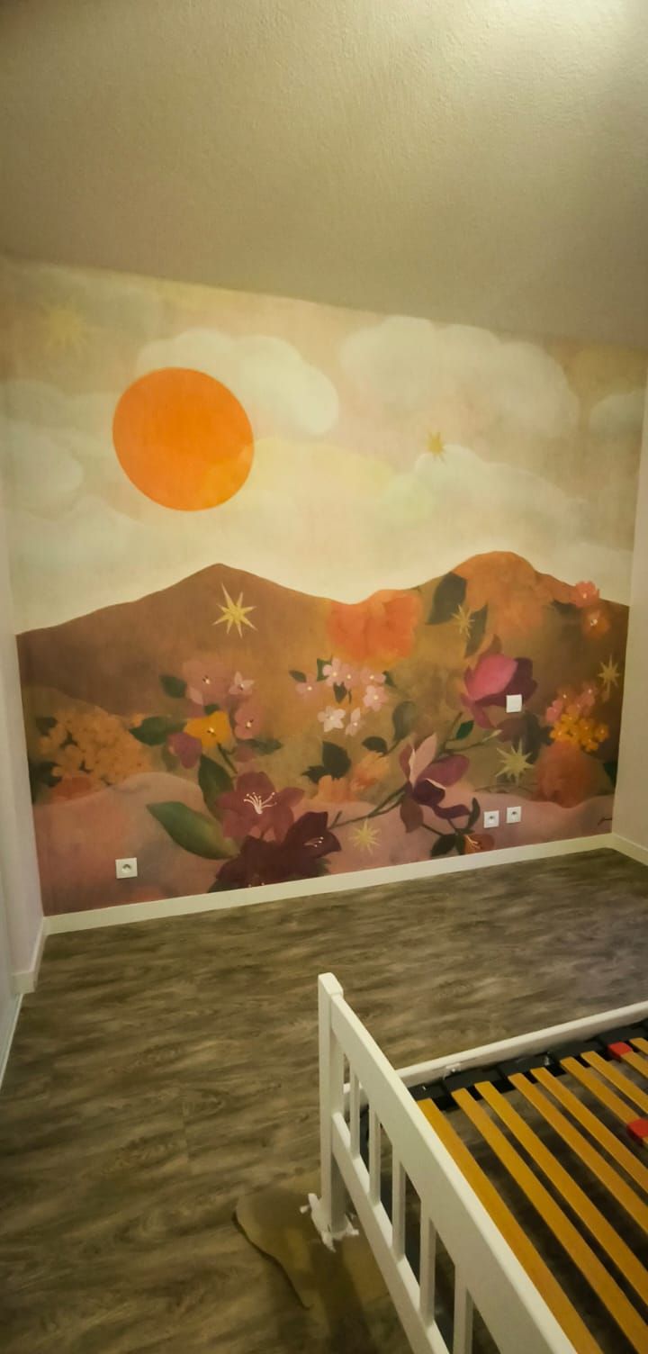 Chambre d'enfant avec un grand décor mural de paysage au soleil orange