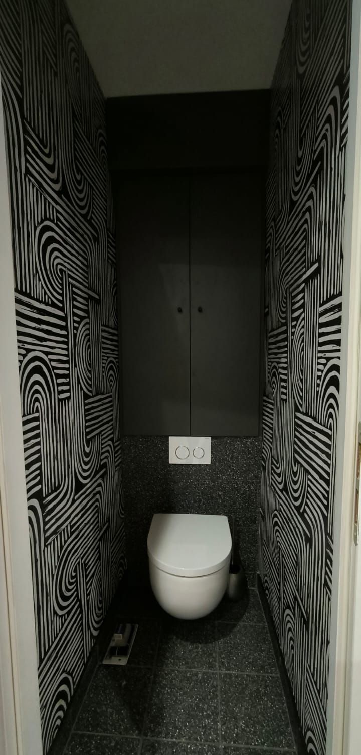 Toilettes habillées d'un papier peint graphique noir et blanc